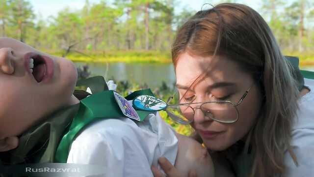 Четыре девчонки лесбиянки у озера