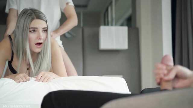 Жену куколда трахают перед мастурбирующим мужем