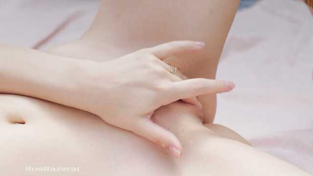 Захватывающая дух голая девушка дрочит киску