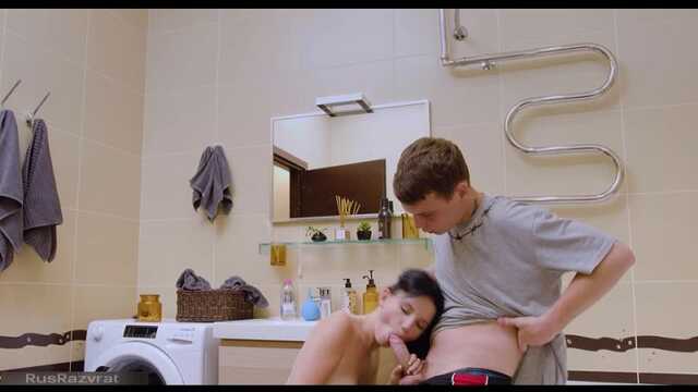 Грудастая молодуха сосет в ванной и дает на диване