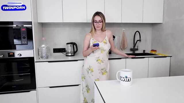 Молодой пасынок пробует мачеху во время грозы