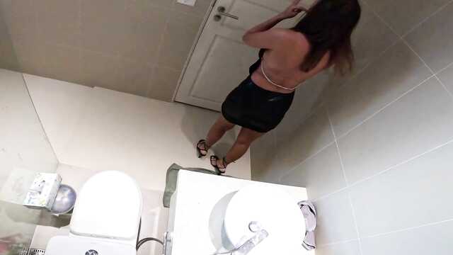 Немного мастурбации в общественном туалете