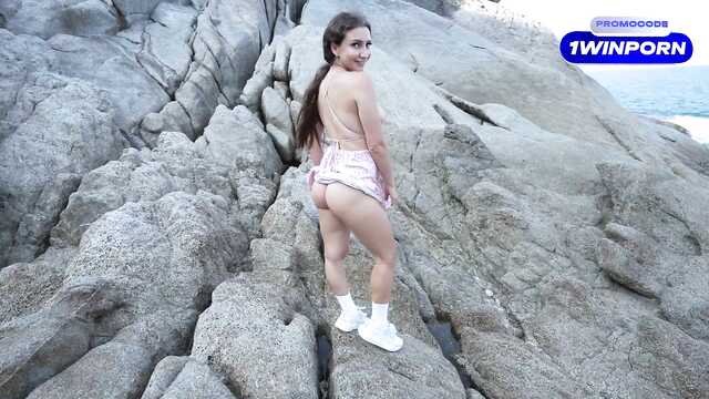 Безлюдный пляж и ожидаемый секс