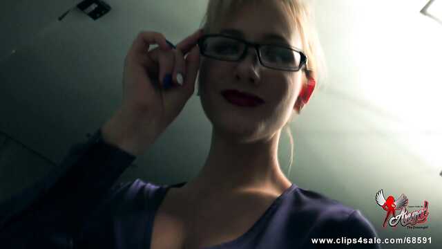 Нескромные игры горячей мамочки