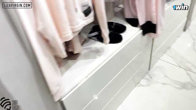 Мастурбировать в примерочной? Это нормально!