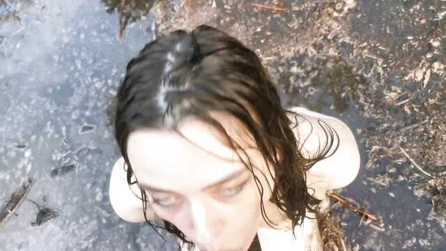 Очень грязная ебля в луже