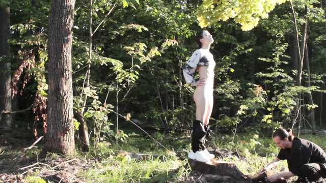 На опушке леса она согласилась потрахаться