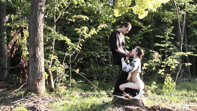 На опушке леса она согласилась потрахаться