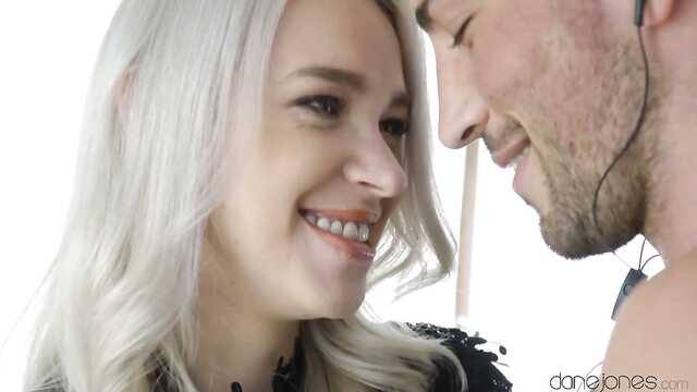 Ruso fontanero follada rubia de perrito en la cocina