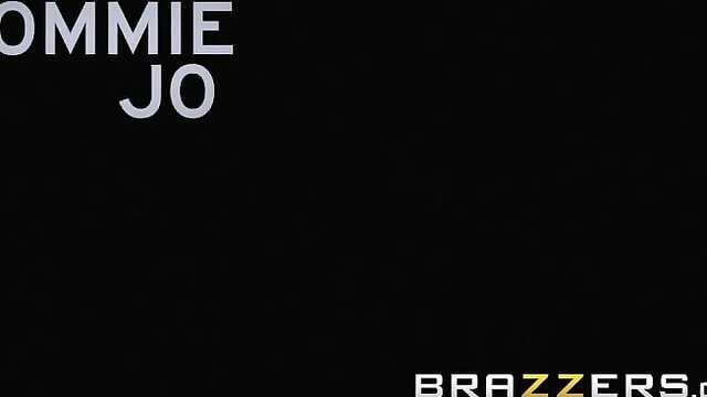 Oficial de la muchacha se la follan en el cuartel con un recluta