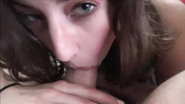 Facet wyciągnął przed kamerą cycatą brunetkę