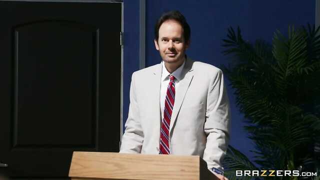 L'enseignant déchire sa culotte avec les filles et a une longue bite