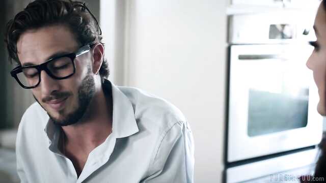 Брюнетка прыгает на члене соседа.