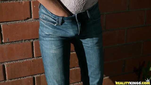 Fitness na ulicy pociera gruby członek pickupera