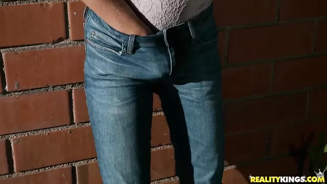 Фитоняшка көшеде натирает қалың мүшесі пикапера