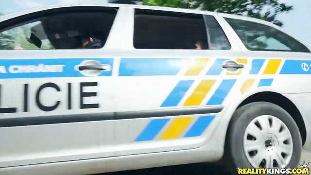 Dziewczyna pieprzy się w radiowozie z dojrzałym szeryfem