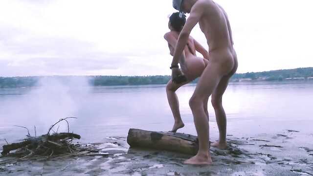 Русский: Трахнуть на пляже стройную деву.