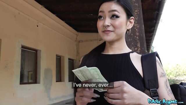 Девушка на складе: лаская страсть мужика.