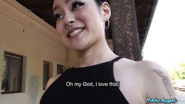 Девушка на складе: лаская страсть мужика.