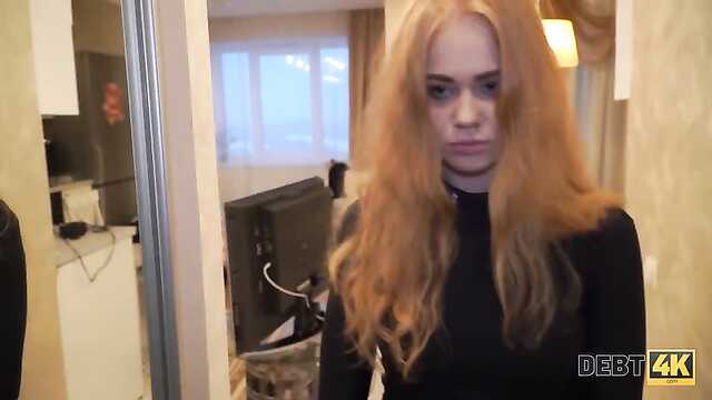 Ruda studentka pieści kutasa rosyjskiego trenera na kanapie