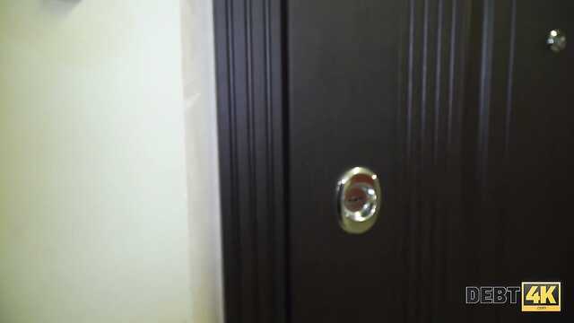 Ruda studentka pieści kutasa rosyjskiego trenera na kanapie