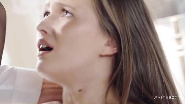 Seksowna brunetka schodzi w seksie z chłopakiem i dziewczyną