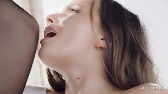 Seksowna brunetka schodzi w seksie z chłopakiem i dziewczyną