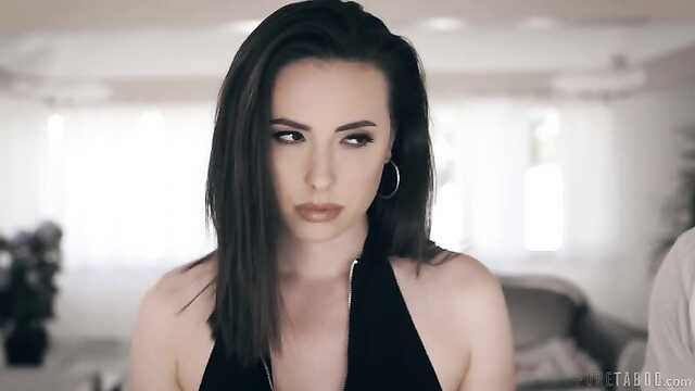 Odważny facet pogodził się z dziewczyną przez Seks