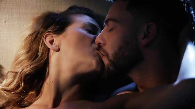 Swingers trocando parceiros e batendo todos juntos