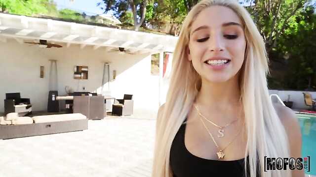 Blond Latynoska pieprzy się z czarnym piharem