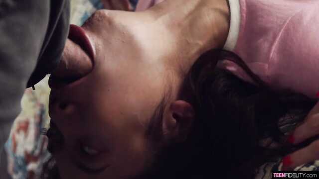 Брюнетка в сладком плену: умелый трахарь жарит!