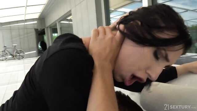 Брюнетка: Порево в Задок с Раскинутыми Ногами.