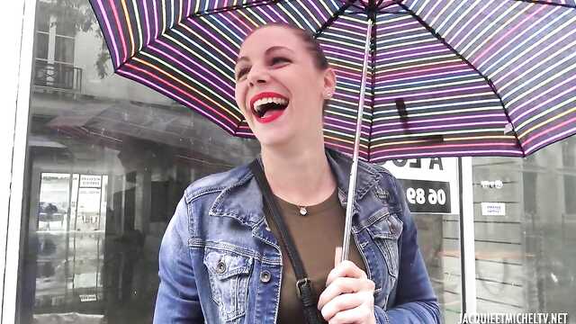 Француженка: погреть киску на незнакомцевой пенис!