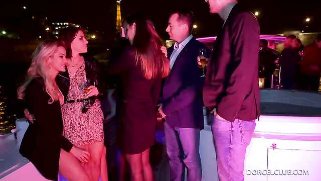 No iate, duas morenas dão lindamente ao capitão