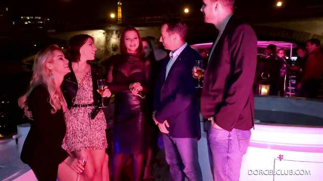 No iate, duas morenas dão lindamente ao capitão