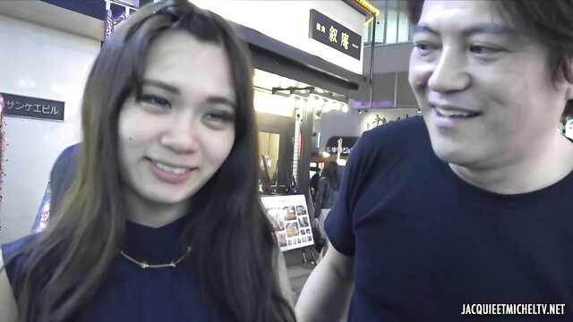 Dwóch facetów pieprzy młodą chińską kobietę na zamówienie