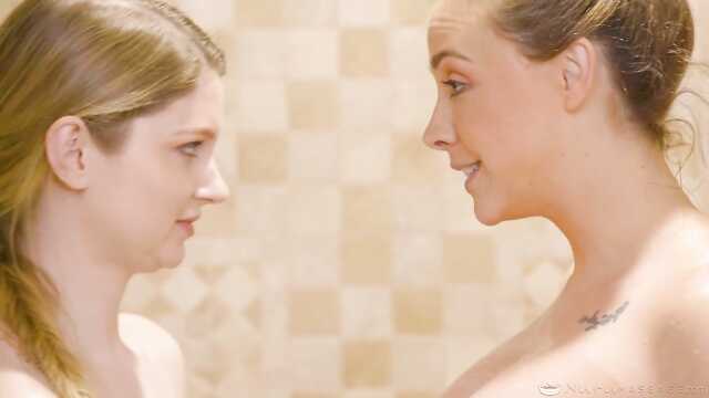 Две девицы удовлетворяют парня.