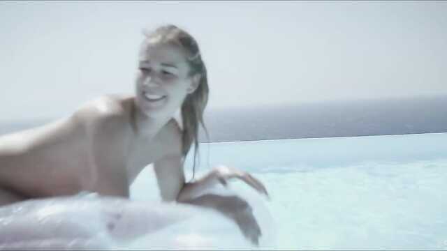 Бассейнде лесбухи ләззат жағымды секс