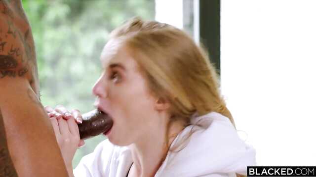 Rubia de 19 años gimiendo bajo la polla negra de Ambala