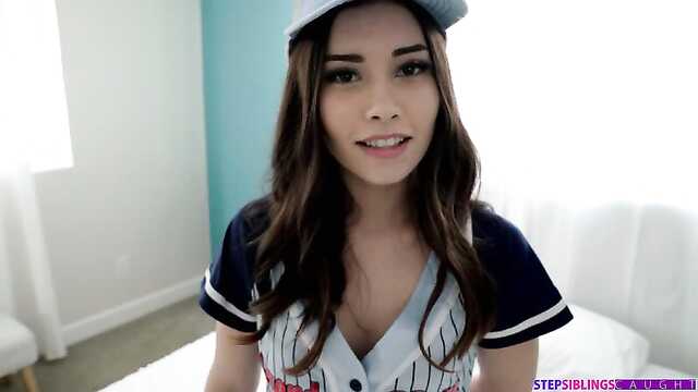 Morena delicada suga e dá um crustáceo na câmera