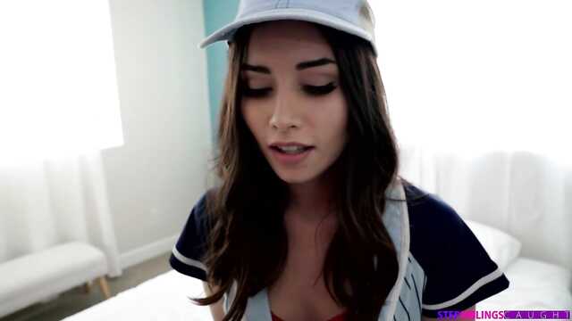 Morena delicada suga e dá um crustáceo na câmera