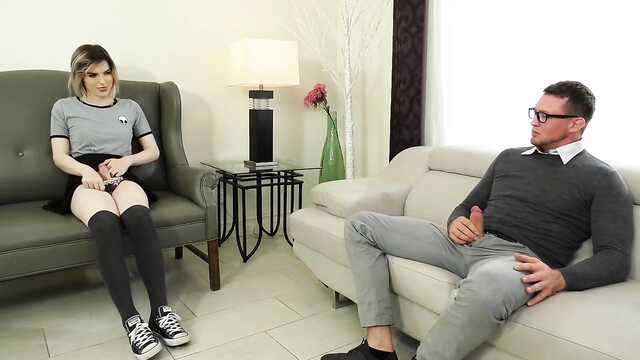 Белокурый транс в ощущениях от секса с крепким парнем.