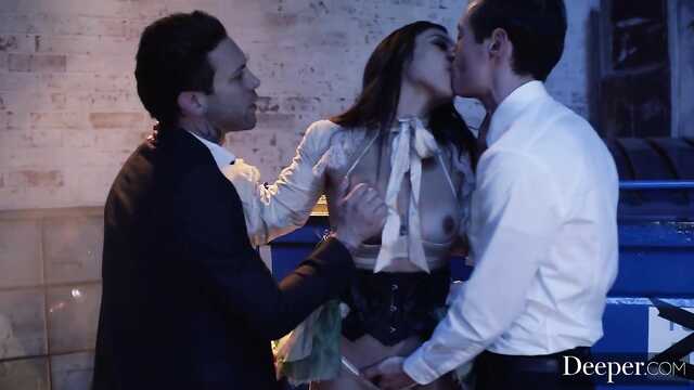 Uma garota acessível na rua fodendo com dois homens