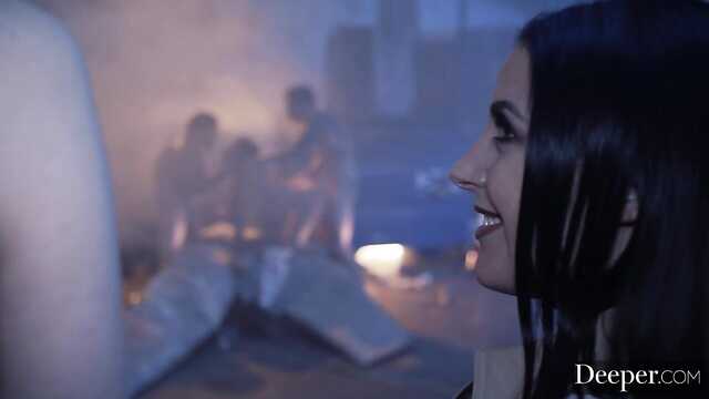 Uma garota acessível na rua fodendo com dois homens