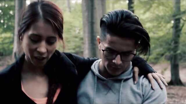 Dziewczyny zorganizowali zapalający seks w trójkącie z kumplem