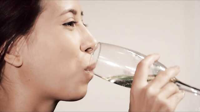 Dziewczyny zorganizowali zapalający seks w trójkącie z kumplem