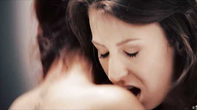 Dziewczyny zorganizowali zapalający seks w trójkącie z kumplem