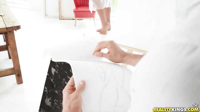 Wysoka blondynka efektownie smażone w szczelinę z artystą