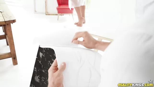 Биік аққұба суретшімен бірге гламурмен қуырылады