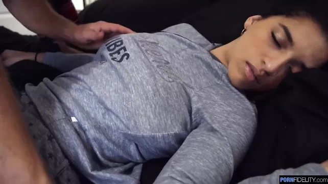 Көршісі құмарлықпен чпокает в пилотку ұйқылы латинку